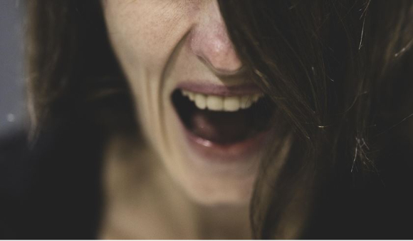 길거리에서 일면식 없는 여성 얼굴에 흉기를 휘두른 30대 여성이 경찰에 붙잡혔다. 본 기사와 무관한 이미지. [사진=픽사베이@ Engin_Akyurt]