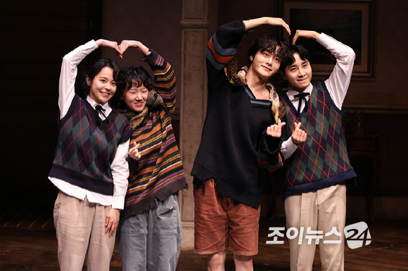 배우 김주연, 김단이, 최정우, 김시유가 19일 오후 서울 종로구 동숭동 대학로티오엠에서 진행된 연극 '오펀스' 프레스콜에 참석해 포즈를 취하고 있다. [사진=문수지 기자]