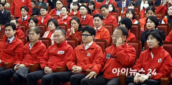 한동훈 국민의힘 비상대책위원장이 10일 국회 도서관에 마련된 국회의원선거 개표상황실에서 개표 예측 결과를 보고 있다. [사진=곽영래 기자]