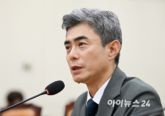 강신철 국방부 장관 후보자가 16일 서울 여의도 국회 국방위원회에서 열린 인사청문회에서 질의에 답변하고 있다. [사진=곽영래 기자]
