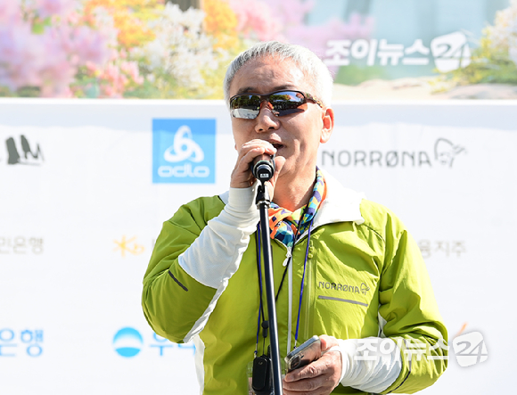 박동석 조이뉴스24 사장이 25일 서울 강북구 우이동 만남의 광장에서 열린 산악인 오은선 대장과 함께하는 '제13회 희망찾기 등산&middot;트레킹 교실' 개막식에서 개회사를 하고 있다. [사진=정소희 기자]