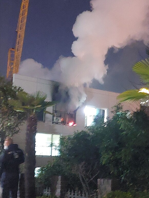 지난 17일 오후 10시36분쯤 부산광역시 동래구 온천동에 있는 빌라 4층에서 불이 나 연기가 하늘로 치솟고 있다. [사진=부산지방경찰청]