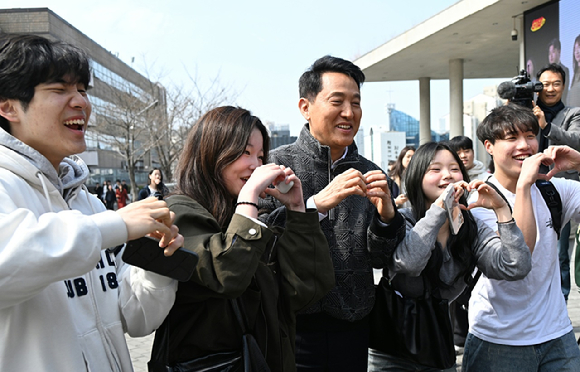 24일 숭실대학교를 방문한 오세훈 서울시장이 대학생들과 기념 촬영을 하고 있다. [사진=서울시]