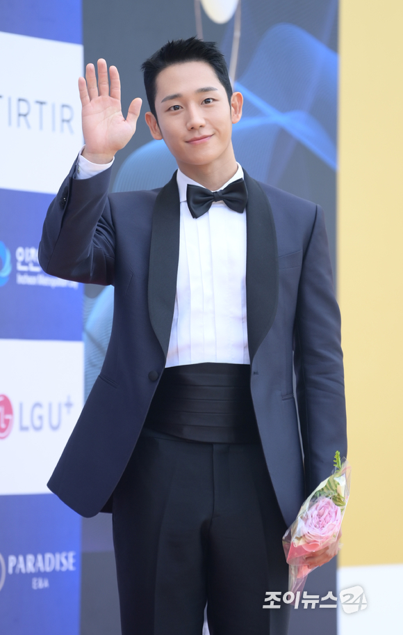 배우 정해인이 19일 인천광역시 중구 파라다이스시티에서 열린 '제1회 청룡시리즈어워즈' 시상식에 참석해 레드카펫을 밟고 있다. [사진=정소희 기자]