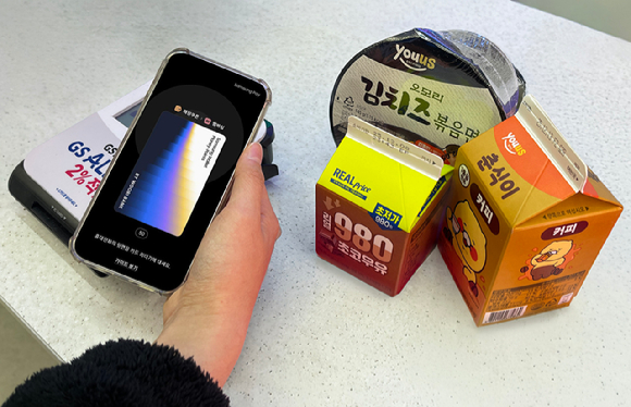 편의점 GS25에서 삼성월렛머니를 통해 상품을 구입하는 모습. [사진=GS리테일]