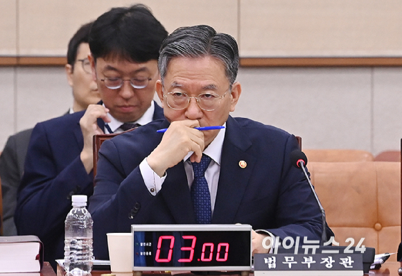 정성호 법무부 장관이 29일 서울 여의도 국회에서 열린 법제사법위원회 전체회의에서 자료를 살펴보고 있다. [사진=곽영래 기자]
