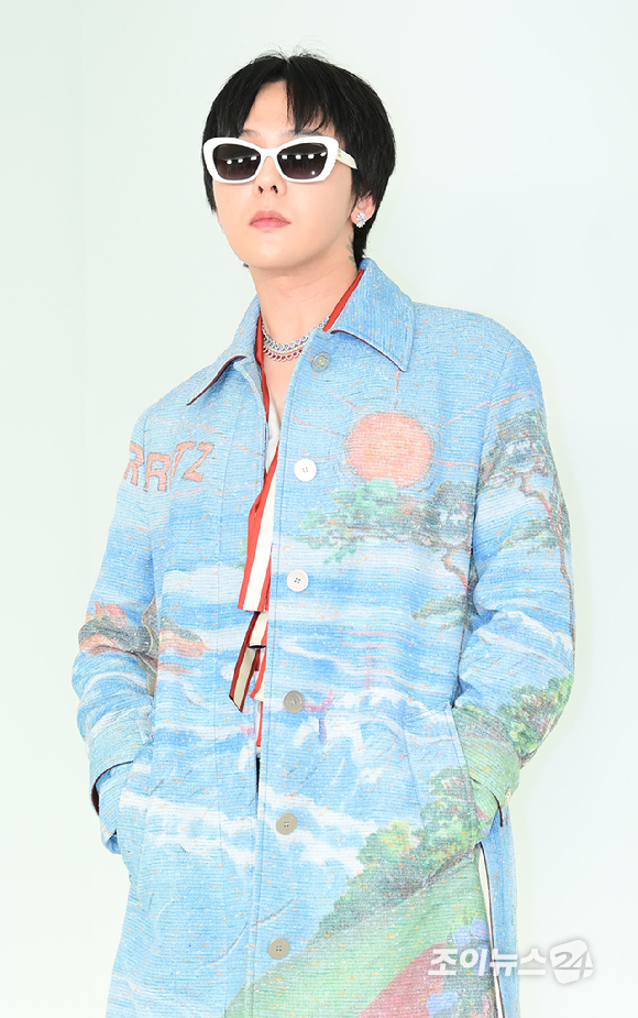 가수 지드래곤(GD)이 26일 오후 서울 영등포구 퐁피두 센터 한화에서 열린 샤넬 2026 공방 컬렉션 포토 행사에 참석하고 있다. [사진=정소희 기자]