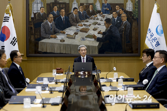신현송 한국은행 총재가 16일 오전 서울 중구 한국은행에서 열린 금융통화위원회 본회의를 주재하고 있다. [사진=사진공동취재단 ]