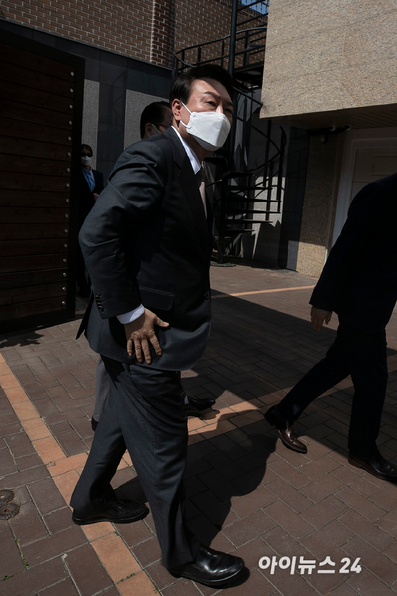 윤석열 대통령 당선인이 12일 오후 대구 달성군 유가읍에 있는 박근혜 전 대통령의 사저를 방문 박근혜 전 대통령 예방을 하기 위해 차량에서 내려 사저로 들어가고 있다. [사진=인수위사진기자단]