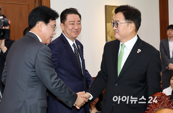 우원식 국회의장(가운데)과 김병기 더불어민주당(왼쪽), 송언석 국민의힘 원내대표가 23일 국회의장실에서 회동을 갖고 있다. [사진=곽영래 기자]