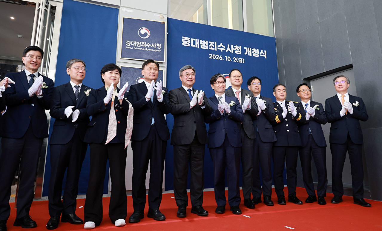 윤호중 행정안전부 장관을 비롯한 관계자들이 지난 2일 서울 중구 르네스퀘어에서 열린 중대범죄수사청 현판식을 마치고 기념 촬영하고 있다. 2026.10.2 [공동취재] [사진=연합뉴스]