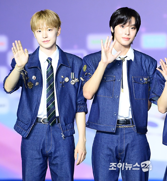 그룹 엔시티 위시(NCT WISH) 유우시와 리쿠가 26일 오후 경기도 고양 일산서구 대화동 킨텍스에서 열린 2025 SBS 가요대전 Summer(써머) 블루카펫 행사에 참석하고 있다. [사진=정소희 기자]