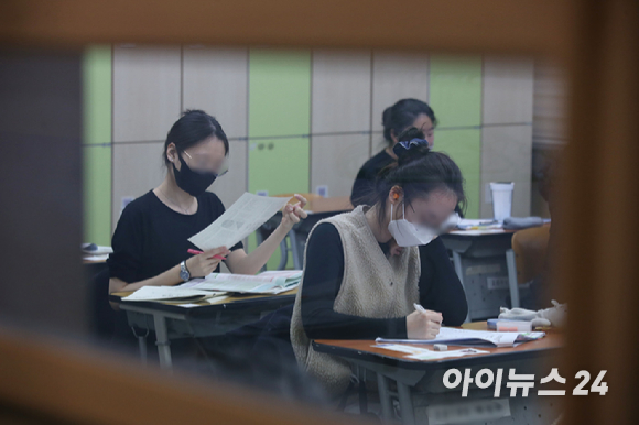 2022학년도 대학수학능력시험이 시행된 18일 서울 용산구 선린인터넷고에서 수험생들이 시험 시작 전 막바지 준비를 하고 있다. [사진=사진공동취재단]