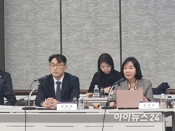 김병필 KAIST 교수(AI 민관 정책협의회 데이터처리기준 분과장)이 2일 서울 중구 은행회관 국제회의실에서 열린 &lsquo;2026 인공지능(AI) 프라이버시 민&middot;관 정책협의회&rsquo; 제1회 전체회의에서 기조 발제를 하고 있다. [사진=윤소진 기자]