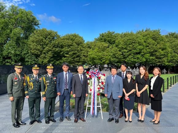 이종호 과기정통부 장관이 워싱턴 D.C.에 있는 한국전쟁 참전기념비를 방문해 참전영웅들을 기리는 헌화식을 진행했다. [사진=과기정통부]