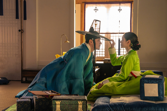 배우 지창욱, 손예진이 넷플릭스 시리즈 '스캔들'에서 호흡을 맞추고 있다. [사진=넷플릭스]