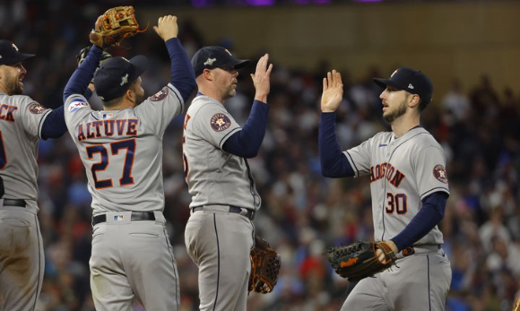 MLB 휴스턴 선수들이 12일(한국시간) 열린 미네소타와 ALDS 4차전에서 승리를 거둔 뒤 기뻐하고 있다. 휴스턴은 이날 승리로 ALCS에 진출했다. [사진=뉴시스]