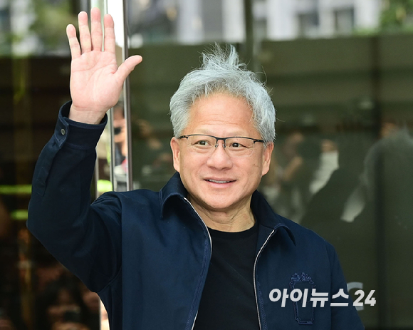 젠슨 황 엔비디아 최고경영자(CEO)가 5일 오후 전세기를 통해 서울김포비즈니스항공센터로 입국하고 있다. [사진=정소희 기자]