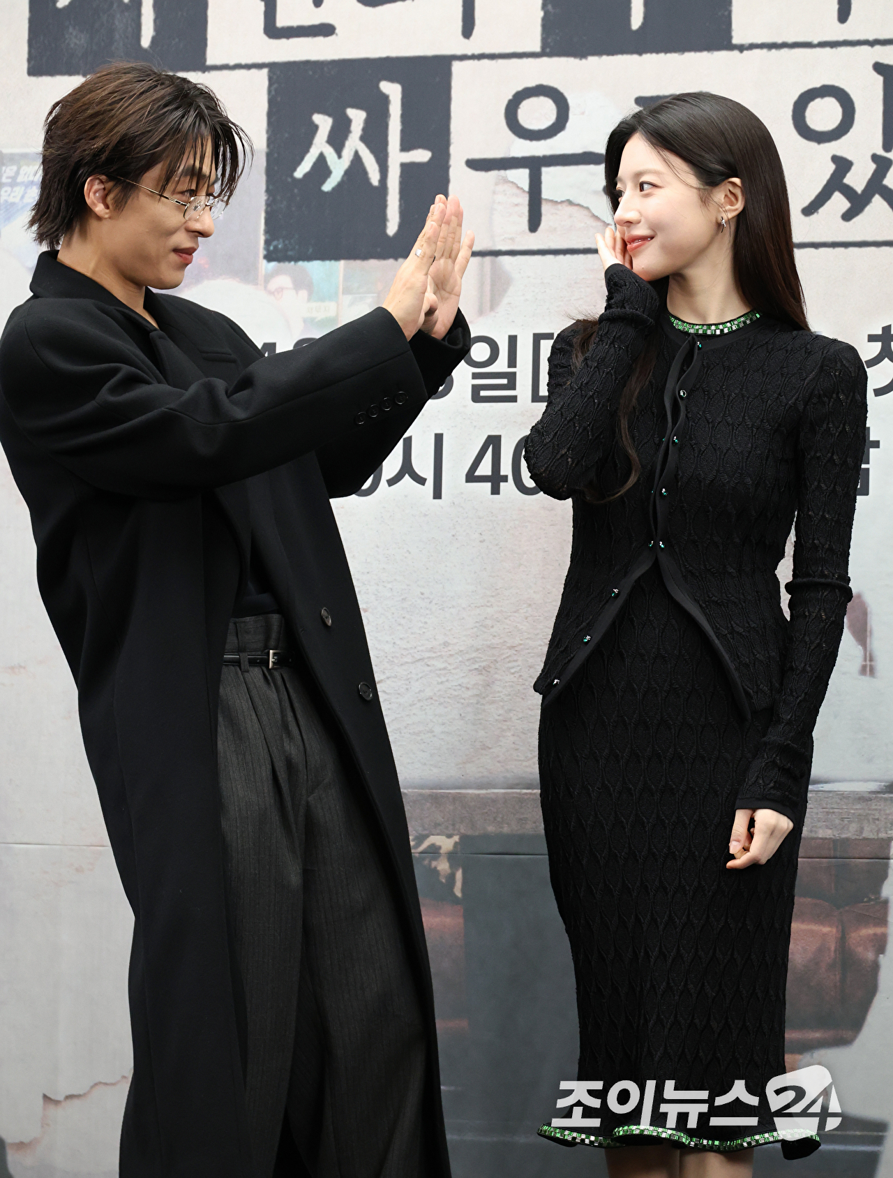 배우 구교환, 고윤정이 17일 오후 서울 마포구 상암동 스탠포드 호텔에서 열린 JTBC 새 토일드라마 '모두가 자신의 무가치함과 싸우고 있다' 제작발표회에 참석해 포즈를 취하고 있다. [사진=문수지 기자]