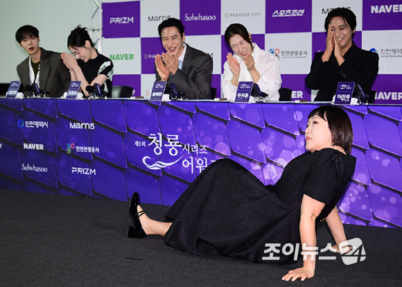 방송인 이수지가 7일 서울 용산구 CGV 아이파크몰에서 진행된 '제5회 청룡 시리즈 어워즈' 핸드프린팅 행사에 참석하고 있다. [사진=정소희 기자]