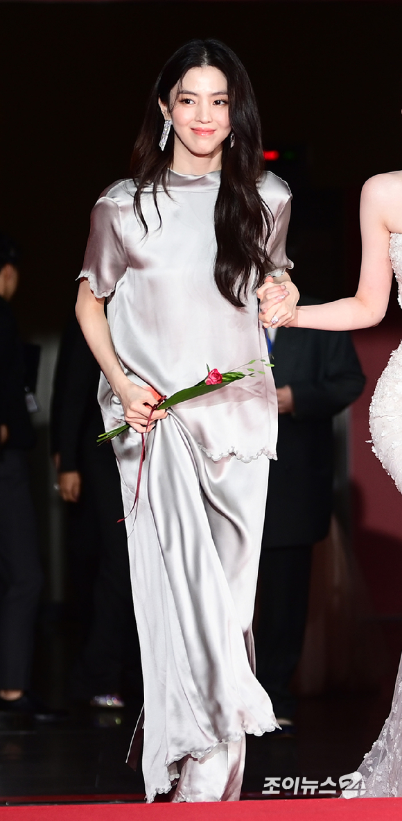 배우 한소희가 17일 오후 부산광역시 해운대구 영화의 전당에서 열린 제30회 부산국제영화제 개막식 레드카펫 행사에 참석하고 있다. [사진=정소희 기자]