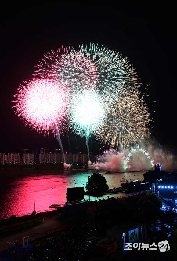 17일 서울 영등포구 여의도 한강공원에서 열린 방탄소년단 데뷔 10주년 FESTA @여의도(BTS 10th Anniversary FESTA @Yeouido)에 참석한 팬들이 'BTS 히스토리 월' 코너를 즐기고 있다. [사진=정소희 기자]