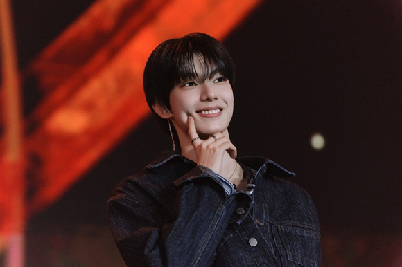 최립우가 2026 최립우 앙코르 팬미팅 '드로잉 우 : 엑시비션'에서 팬들을 만나고 있다. [사진=FNC엔터테인먼트]