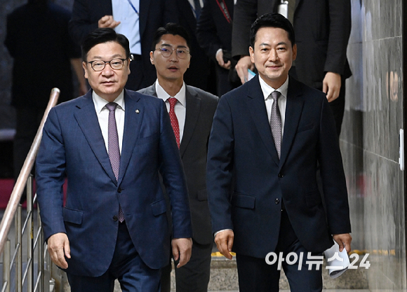 국민의힘 장동혁 당대표와 정점식 원내대표가 21일 서울 여의도 국회에서 열린 '제9회 전국동시지방선거 투표용지 부족사태 등 국민참정권 침해 진상규명 및 선거관리 개혁을 위한 국정조사특별위원회' 및 '6.3 국민참정권 침해 진상규명 및 선거관리 개혁 특별위원회' 연석회의에 참석하고 있다. [사진=곽영래 기자]