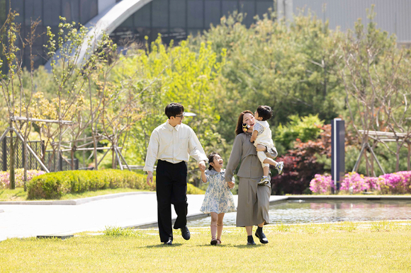 호텔에서 어린이날을 즐기는 가족. [사진=더블트리 바이 힐튼 서울 판교]