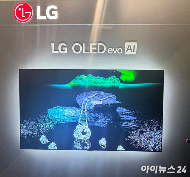 25일 서울 영등포구 그라운드220에서 열린 LG전자 2026년형 TV 신제품 설명회에서 LG전자 백선필 디스플레이 CX 담당 상무가 신제품을 소개하고 있다. [사진=황세웅 기자]