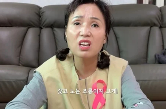 유방암 인식 개선 행사에서 '몸매'라는 노래를 부른 가수 박재범이 여론의 뭇매를 맞고 있는 가운데, 183만 명의 구독자를 보유한 유튜버 정선호가 이를 공개 비판했다. 사진은 어머니 박근미 씨. [사진=유튜브 @정선호]