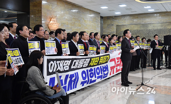 송언석 원내대표가 12일 서울 여의도 국회 로텐더홀에서 더불어민주당 규탄대회를 열고 규탄사를 하고 있다. [사진=곽영래 기자]