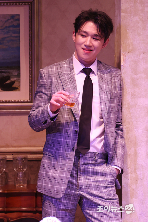 배우 오승훈이 19일 오후 서울 종로구 동숭동 대학로티오엠에서 진행된 연극 '오펀스' 프레스콜에 참석해 열연을 펼치고 있다. [사진=문수지 기자]