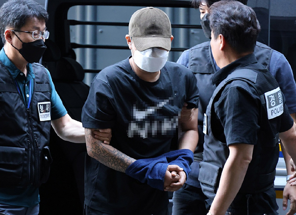 대전 교제살인 사건 피의자 A(20대)씨가 경찰에 체포돼 대전서부경찰서로 들어서고 있다. 2025.8.5 [사진=연합뉴스]