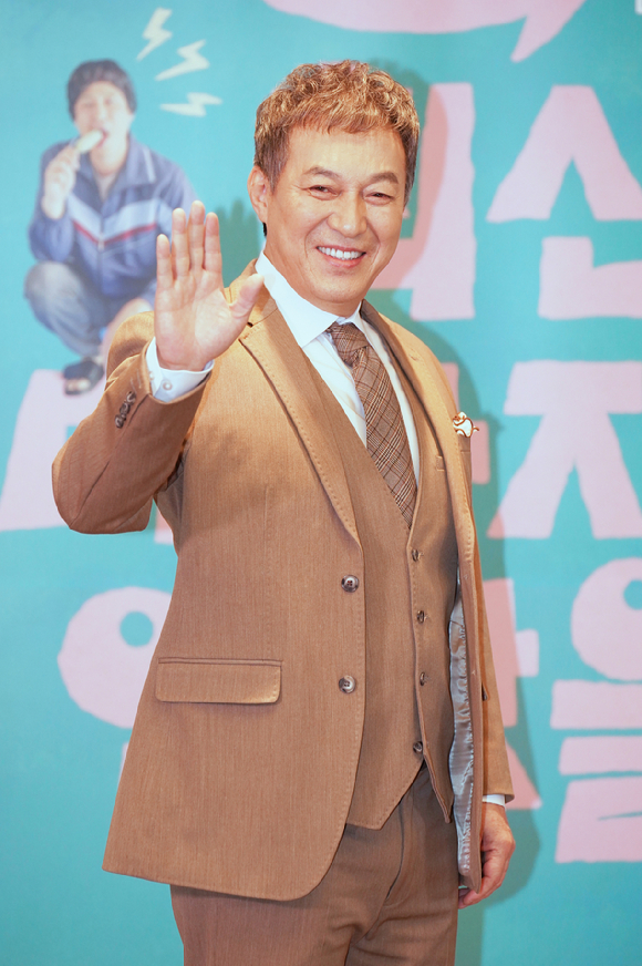 배우 김갑수가 11일 온라인으로 진행된 티빙 오리지널 '아직 최선을 다하지 않았을 뿐' 제작발표회에 참석해 포즈를 취하고 있다. [사진=티빙]