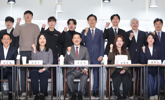 국민의힘 장동혁 대표가 28일 서울 마포구 서울청년센터에서 열린 청년과 함께하는 부동산 정책 간담회에서 참석자들과 기념 촬영하고 있다. [사진=연합뉴스]