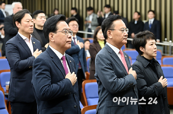 송언석 국민의힘 원내대표가 24일 서울 여의도 국회에서 열린 의원총회에서 국민의례를 하고 있다. [사진=곽영래 기자]
