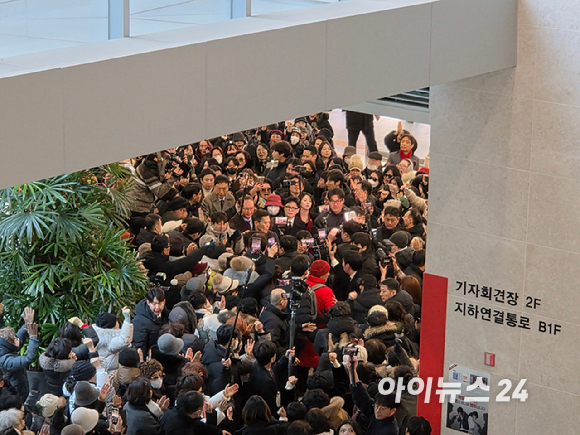 한동훈 전 국민의힘 대표가 29일 제명 당한 후 입장표명을 위해 소통관으로 들어오면서 지지자들의 환호를 받는 모습. [사진=라창현 기자]