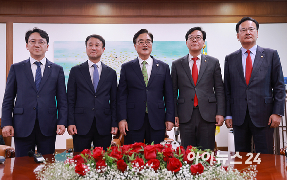 15일 국회의장실에서 우원식 국회의장(가운데) 주재로 더불어민주당 한병도 원내대표(왼쪽)와 국민의힘 송언석 원내대표가 회동하고 있다. [사진=곽영래 기자]