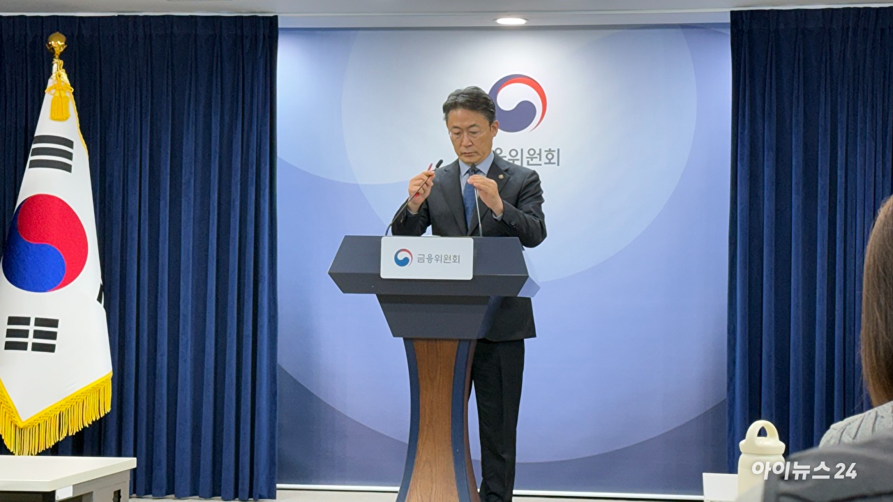 권대영 금융위원회 부위원장이 12일 정부서울청사에서 부실기업 신속 퇴출을 위한 상장폐지 개혁방안을 브리핑하고 있다. [사진=김민희 기자]