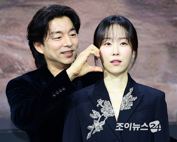 배우 공유와 서현진이 26일 오전 서울 강남구 라움아트센터에서 열린 넷플릭스 시리즈 '트렁크' 제작발표회에 참석하고 있다. [사진=정소희 기자]