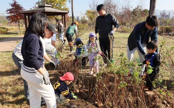 2024년 서울 강남구 율현공원에서 현대백화점 직원들이 자녀들과 함께 '내 나무 갖기' 기부 프로젝트에 참여해 식재 활동을 하고 있는 모습. [사진=현대백화점]