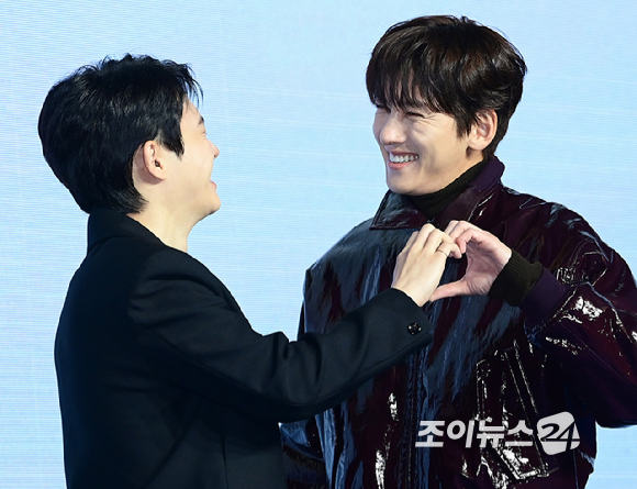 배우 도경수와 지창욱이 3일 오전 서울 영등포구 콘래드 서울에서 열린 디즈니 플러스 오리지널 '조각도시' 제작발표회에 참석하고 있다. [사진=정소희 기자]