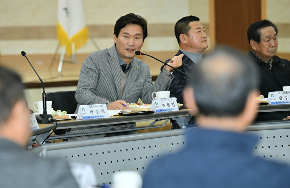 18일 경산 하양읍을 찾은 조현일 시장이 주민들의 애로사항을 경청하고 있다. [사진=경산시]