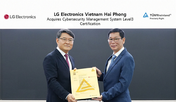 LG전자 문병헌 베트남법인장(왼쪽)과 끼엠 탓 똔(Kiem That Ton) TUV라인란드 베트남 CEO(오른쪽)가 지난 19일(현지시간) LG전자 베트남 하이퐁 생산법인에서 열린 사이버보안 관리체계 레벨3 인증서 수여식에서 기념 촬영을 하고 있다. [사진=LG전자]