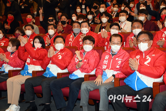 이준석 국민의힘 대표, 권영세 선대본부장, 김기현 원내대표 등이 9일 서울 여의도 국회 도서관에 마련된 제20대 대선 개표상황실에서 출구조사 결과가 발표되자 박수 치고 있다. [사진=김성진 기자]