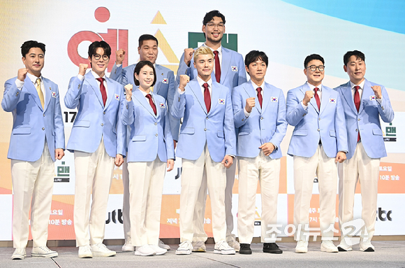 안정환, 박태환, 기보배, 서장훈, 하승진, 김영광, 김남일, 이형택, 윤석민이 14일 서울 여의도 페어몬트 앰배서더 서울에서 열린 JTBC 신규 예능 '예스맨' 제작발표회에서 포즈를 취하고 있다. [사진=곽영래 기자]