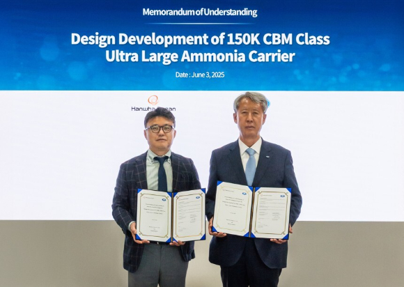 김종서 한화오션 상선사업부장 사장(왼쪽)과 이형철 한국선급 회장 [사진=한화오션]