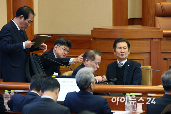 18일 서울 종로구 헌법재판소에서 열린 윤석열 대통령 탄핵심판 9차 변론기일에 앞서 정청래(오른쪽) 국회 탄핵소추위원장 등 탄핵 청구인측이 대화하고 있다. [사진=사진공동취재단]