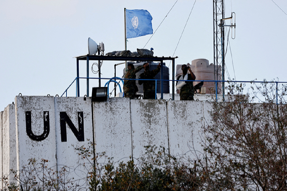 지난 12일(현지시간) 레바논 남부 마르와힌 지역의 레바논 유엔 평화유지군(UNIFIL) 시설에서 한 대원이 레바논-이스라엘 국경 방향을 주시하고 있다. [사진=로이터/연합뉴스 ]